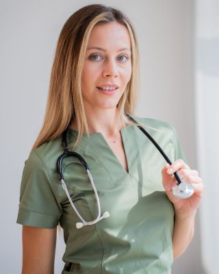 ✨ Farba, v ktorej sa budete cítiť skvelo a vyzerať ešte lepšie. Od ranného zhonu až po posledného pacienta - Oliva drží...