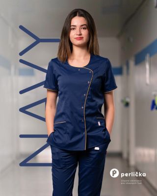 Zdravotnícka blúzka ELIZABETH Navy modrá/zlatá spája eleganciu s pohodlím. 👩🏻‍⚕️ Vyniká svojim jemným leskom, ktorý blúzke...